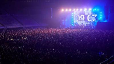 Tras una larga sequía sin eventos masivos debido el covid-19, esté sábado se vivió en Barcelona, España, un concierto que congregó a 5,000 personas que llegaron a disfrutar la música del grupo Love of Lesbian en el Palacio Sant Jordi./ Foto EFE