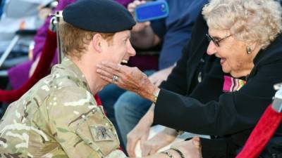 El príncipe Harry saluda a Daphne Dunn. AFP/Archivo