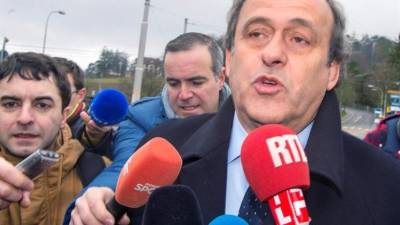 El expresidente de la UEFA Michel Platini atiende a la prensa a su llegada a la sede de la FIFA en Zúrich (Suiza) hoy, 15 de febrero de 2016.