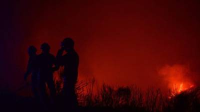 Más de 1,000 bomberos intentan apagar las llamas que amenazan miles de residencias en California.