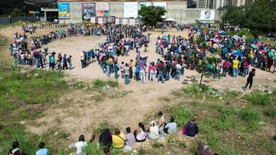 Venezolanos hacen cola fuera del supermercado Bicentenario (propiedad del Estado) en Caracas el 16 de enero de 2015. AFP