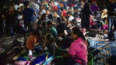 Cientos de migrantes centroamericanos aguardan en el parque Hidalgo de Tapachula, Chiapas, adonde llegaron desde el viernes. Mañana salen con rumbo a Ciudad de México. Fotos: AFP