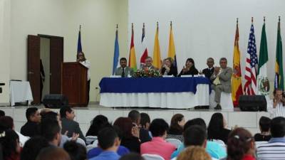 Parte de los conferencistas internacionales con autoridades de la Ucenm ayer en la inauguración. Foto: Melvin Cubas.