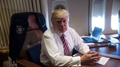 El magnate en su oficina del avión presidencial.