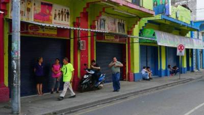 Las tiendas del centro de la ciudad bajaron sus cortinas.