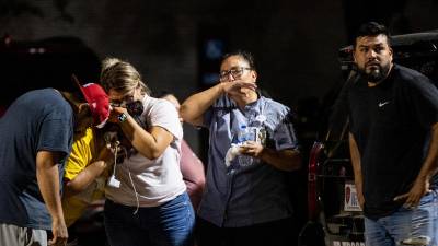 Padres de Familia realizan una vigilia en las afueras de la escuela primaria de Uvalde, escenario de una nueva masacre en Estados Unidos.
