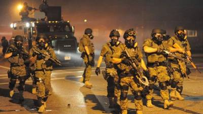 La policía de Misuri mantiene militarizado el estado por las violentas protestas en la última semana.