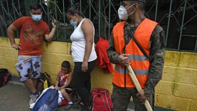 Según datos de la Policía enviados a periodistas por la presidencia de Guatemala, más de 2,150 integrantes del grupo solicitaron el retorno a su país y eran trasladados en camiones del Ejército a Honduras. AFP