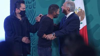 Un ex presidiario burló la seguridad del Palacio Nacional para hablar con López Obrador irrumpiendo en una conferencia de prensa./EFE.