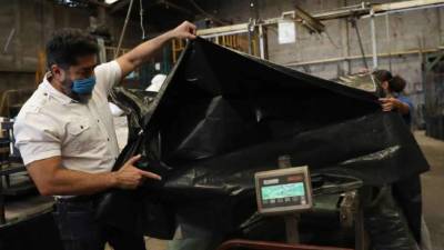 Empleados de la asociación de Recicladores Unidos de Bolsas Plásticas (Ruboplast), fabrican bolsas de plástico reciclado este jueves, en el municipio de Ecatepec en el Estado de México (México). EFE/Sáshenka Gutiérrez