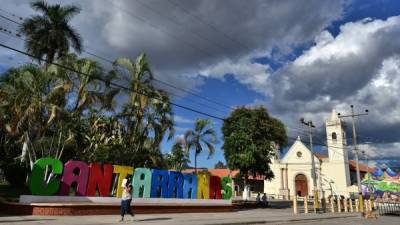 Picture taken on February 22, 2019 in the Honduran municipality of Cantarranas near Tegucigalpa, where murals were painted in honour of slain Honduran environmental Berta Caceres ahead of the third anniversary of her death on March 2. - With the murals, the Civic Council of Popular and Indigenous Organizations of Honduras (COPINH) pays tribute to Caceres, a Honduran indigenous environmental activist shot dead for opposing the construction of a dam. (Photo by Orlando SIERRA / AFP)