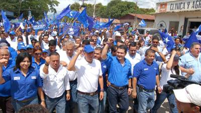 El candidato Juan Orlando Hernández anduvo en una caminata en Olanchito.