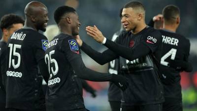 Kylian Mbappé siendo felicitado por sus compañeros del PSG tras marcar el gol ante Brest.