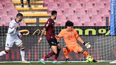Guillermo Memo Ochoa se lució bajo los tres palos en el arco del Salernitana.