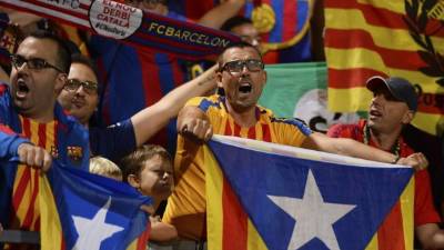 Traduciendo el ascenso del independentismo en la política catalana, la afición blaugrana se ha habituado a gritar “independencia” y desplegar pancartas con el lema “Welcome to Catalonia” y banderas separatistas.