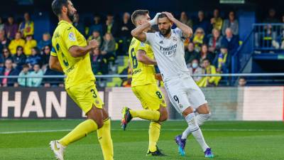 Karim Benzema anotó un penal pero no le ajustó para evitar la caída del Real Madrid.