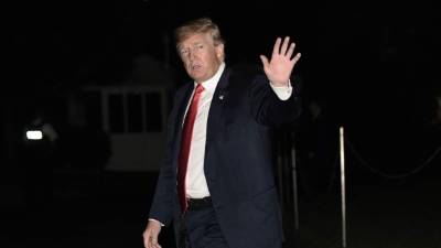 El presidente estadounidense, Donald J. Trump, saluda a su llegada a la Casa Blanca en Washington (EE.UU.). EFE