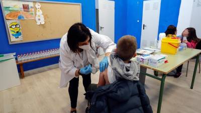 Un niño que recibe la vacuna contra el coronavirus.