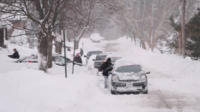 Las fuertes nevadas dejaron atrapadas a decenas de personas en sus autos, provocando la muerte de varias personas.