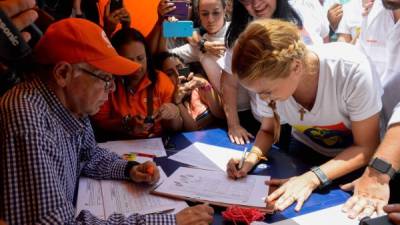 Lilian Tintori, esposa del líder opositor, Leopoldo López, firmó el revocatorio contra Maduro.