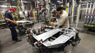 La industria estadounidense como la del automóvil (foto) aumentó su capacidad en el último mes.