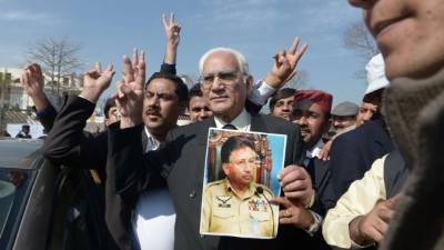 Seguidores de Pervez Musharraf le mostraron su apoyo ayer.