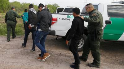 Agentes de la Patrulla Fronteriza de Estados Unidos (USBP) deteniendo a varios migrantes.