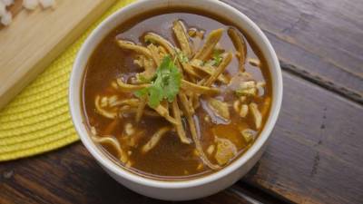 La sopa azteca es un platillo que se suele servir en festividades y celebraciones en México, convirtiéndose en un símbolo de hospitalidad en las reuniones familiares.