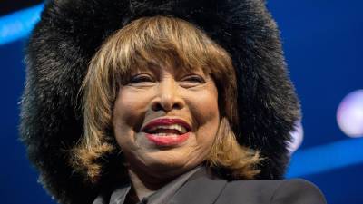 Fotografía de archivo del 3 de marzo de 2019 donde aparece la cantante Tina Turner saludando sobre el escenario tras el estreno del nuevo musical Tina en Hamburgo, en el norte de Alemania.