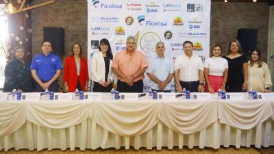 Representantes de las diferentes marcas aliadas de Fundación Osovi: Fátima de Mejía (Costa´s Burger), César Iván Aguilar (Emsula), Paola Rietti (Televicentro y Emisoras Unidas); Elba Teresa Pérez (Grupo Financiero Ficohsa), además de Juan Carlos Sabillón, el reverendo Fausto Henríquez y Jesús Canahuati (de Fundación Osovi), Azucena Tróches (Grupo Elcatex), Georgina Barahona (GK Global) y Melba Gisselle Caballero (Diario La Prensa).