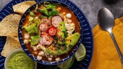 Tradicionalmente, el pozole se prepara con carne de cerdo, aunque en algunas variantes también se utiliza pollo o una combinación de ambas carnes.