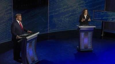 El candidato presidencial republicano Donald J. Trump y la candidata presidencial demócrata a la vicepresidenta estadounidense Kamala Harris durante un debate presidencial organizado por ABC News.