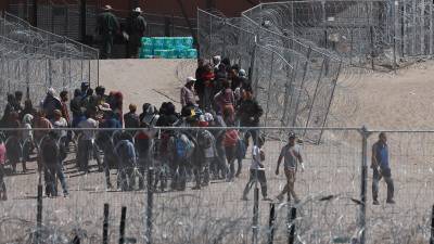 Cientos de migrantes ingresaron por la fuerza a Texas tras superar a la Guardia Nacional.