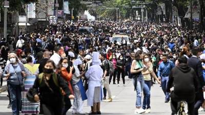 Cientos de personas salieron a las calles tras el fuerte terremoto registrado este lunes en el centro de México.