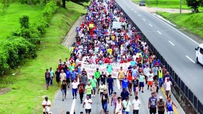 Cientos de migrantes avanzan en caravana en el municipio de Huixtla en el estado de Chiapas (México).
