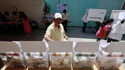 Ciudadanos emiten su voto en las elecciones generales mexicanas este domingo, en un colegio electoral en la ciudad de Toluca en el Estado de México (México). EFE/Felipe Gutiérrez