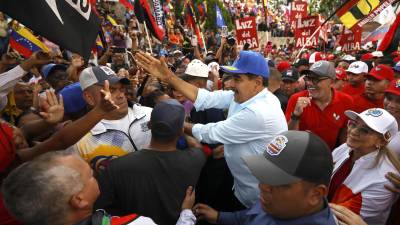 El presidente de Venezuela, Nicolás Maduro, saluda a sus simpatizantes durante una manifestación a favor de su Gobierno, este sábado en Caracas (Venezuela). EFE/ Miguel Gutiérrez