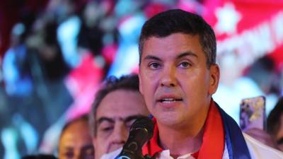 El presidente electo del Partido Colorado, Santiago Peña, habla desde su sede de campaña tras su victoria, hoy en Asunción (Paraguay).