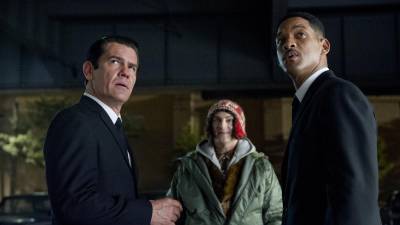 Josh Brolin, Michael Stuhlbarg y Will Smith en una escena de “Men in Black 3”.