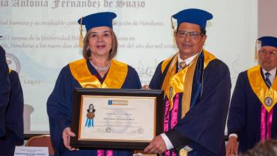 María Antonia Fernández de Suazo al momento de recibir su título como Doctora Honoris Causa en Educación.