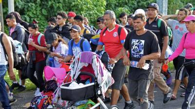Migrantes salen en caravana este sábado de la ciudad de Tapachula, en el estado de Chiapas (México).