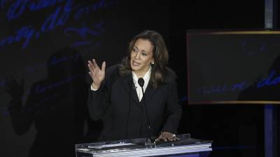 El candidato presidencial demócrata, la vicepresidenta estadounidense Kamala Harris, responde al candidato presidencial republicano Donald J. Trump durante un debate presidencial.