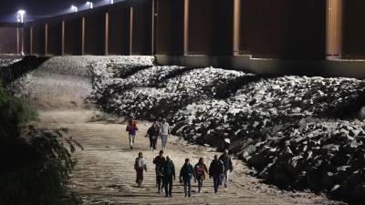 Un menor migrante fue lanzado desde el muro que separa a Tijuana de San Diego, informó la Patrulla Fronteriza.