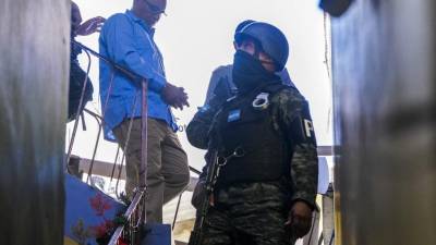 El director de una cárcel de máxima seguridad, José Rodimiro Arita, es custodiado por policías militares.