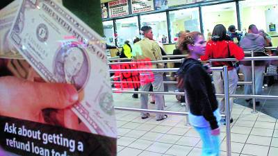 Hondureños en una casa remesadora de Estados Unidos.