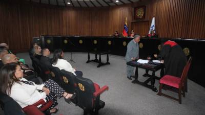 El presidente del CNE, Elvis Amoroso, entregando los resultados electorales al Tribunal Supremo de Justicia venezolano.