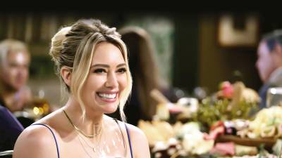 “How I met your father” se pueder ver a través del canal de “streaming” Hulu. “Se trata de una serie diferente, que no busca imitar a la primera y que cuenta un mundo totalmente distinto”, afirma Hilary Duff.
