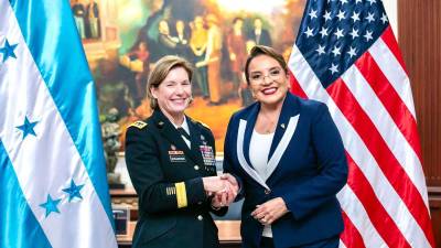 Laura Richardson y la presidenta Xiomara Castro durante la cita.