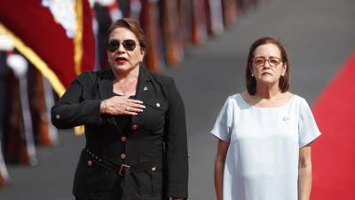 La presidente de Honduras, Xiomara Castro, fue recibida por la ministra de Exteriores de El Salvador, Alexandra Gill (derecha), este viernes en el aeropuerto San Romero de San Salvador (El Salvador).