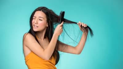 CUIDADO. Peine su cabello de abajo hacia arriba, desenrede las puntas primero y progresivamente vaya a la raíz. Hágalo suave, con delicadeza.